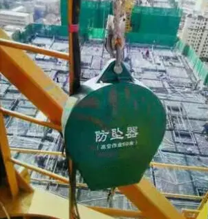 塔吊安全防墜器重達(dá)60斤，怎么輕松懸掛到塔吊上